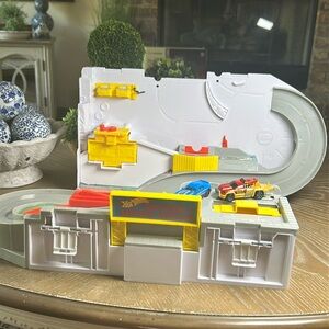 Vintage Hot Wheels Car Wash & Service Fire Station Center Folding Playset On Go